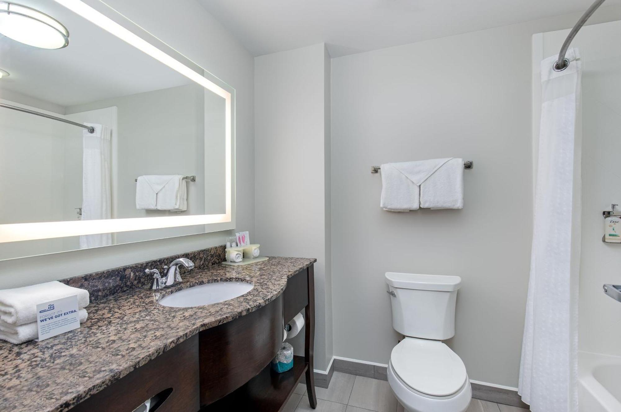 Holiday Inn Express & Suites - Cleveland Northwest By Ihg Bagian luar foto