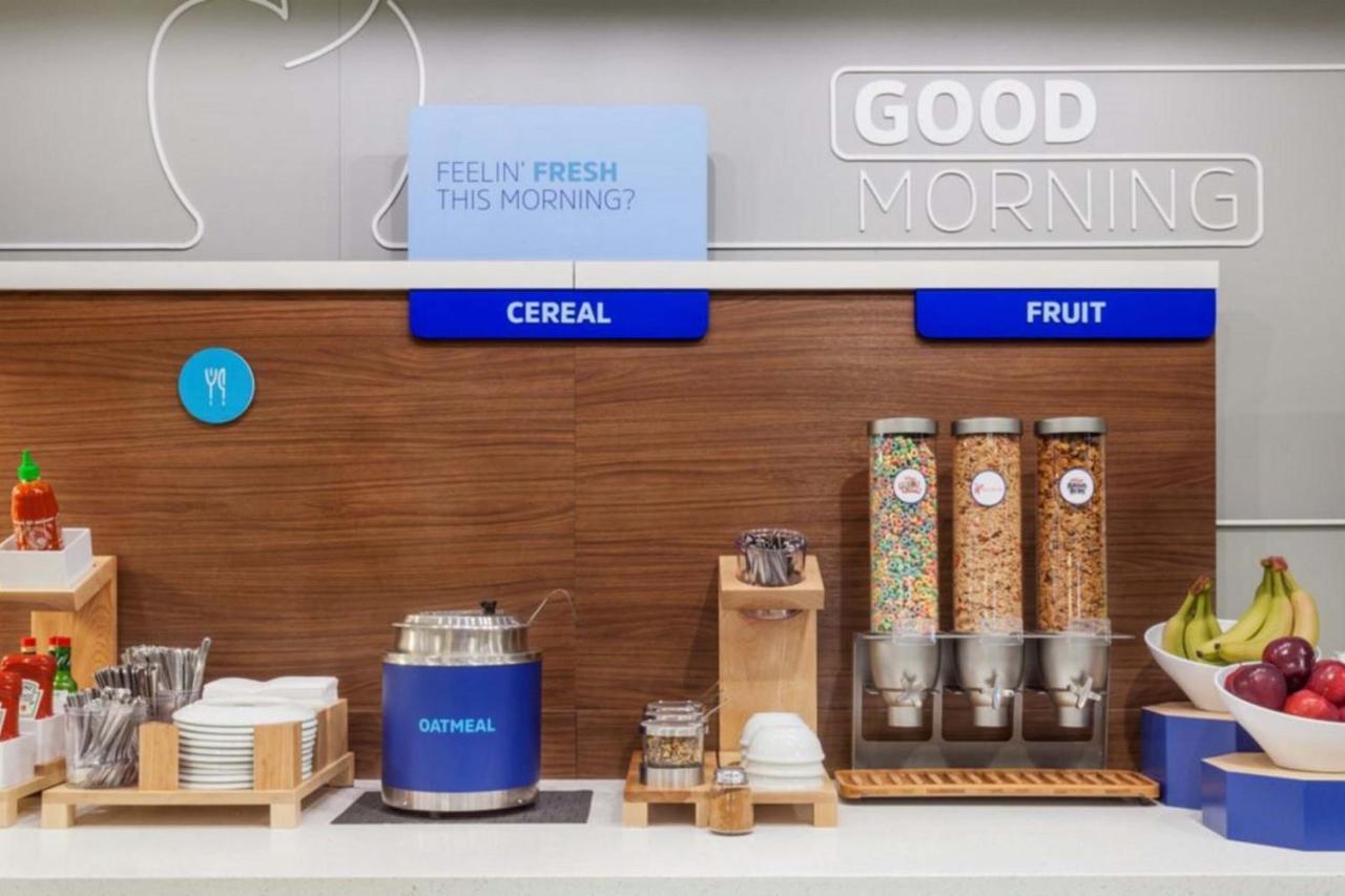 Holiday Inn Express & Suites - Cleveland Northwest By Ihg Bagian luar foto