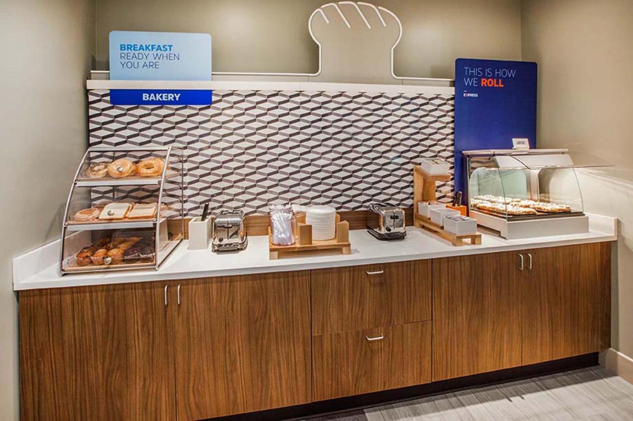 Holiday Inn Express & Suites - Cleveland Northwest By Ihg Bagian luar foto