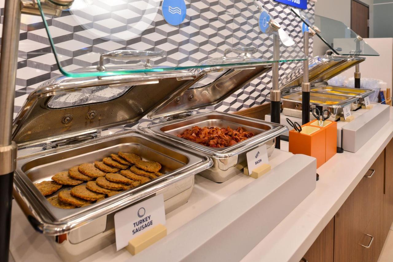 Holiday Inn Express & Suites - Cleveland Northwest By Ihg Bagian luar foto